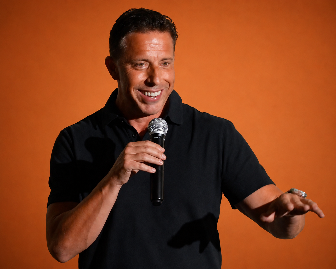 Aaron Bare with a microphone, mid-story
